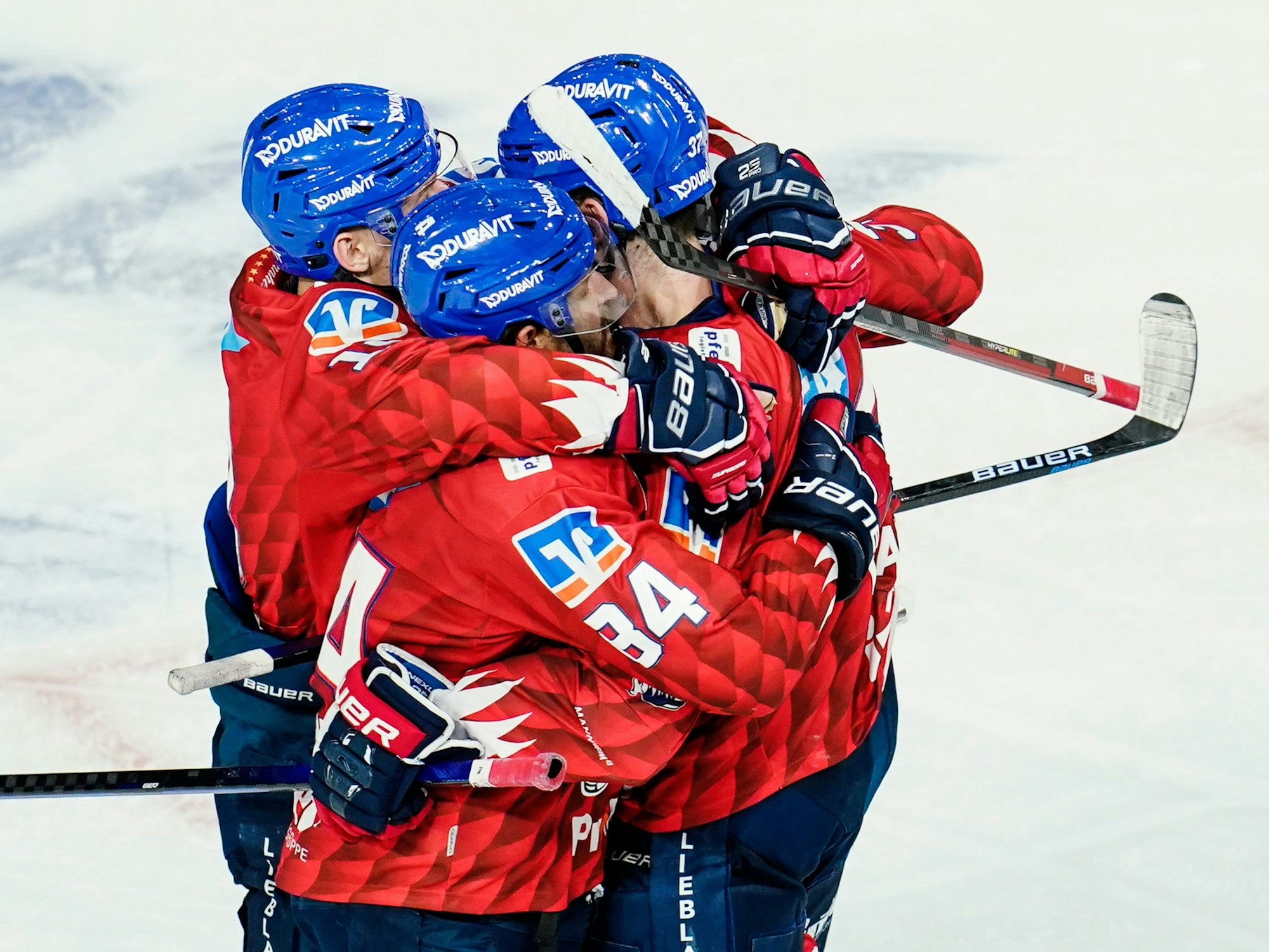 Mannheims Torschütze Thomas Larkin (rechts) jubelt mit seinen Adler-Mannschaftskollegen über das Tor zum 2:2 gegen die Nürnberg Ice Tigers.