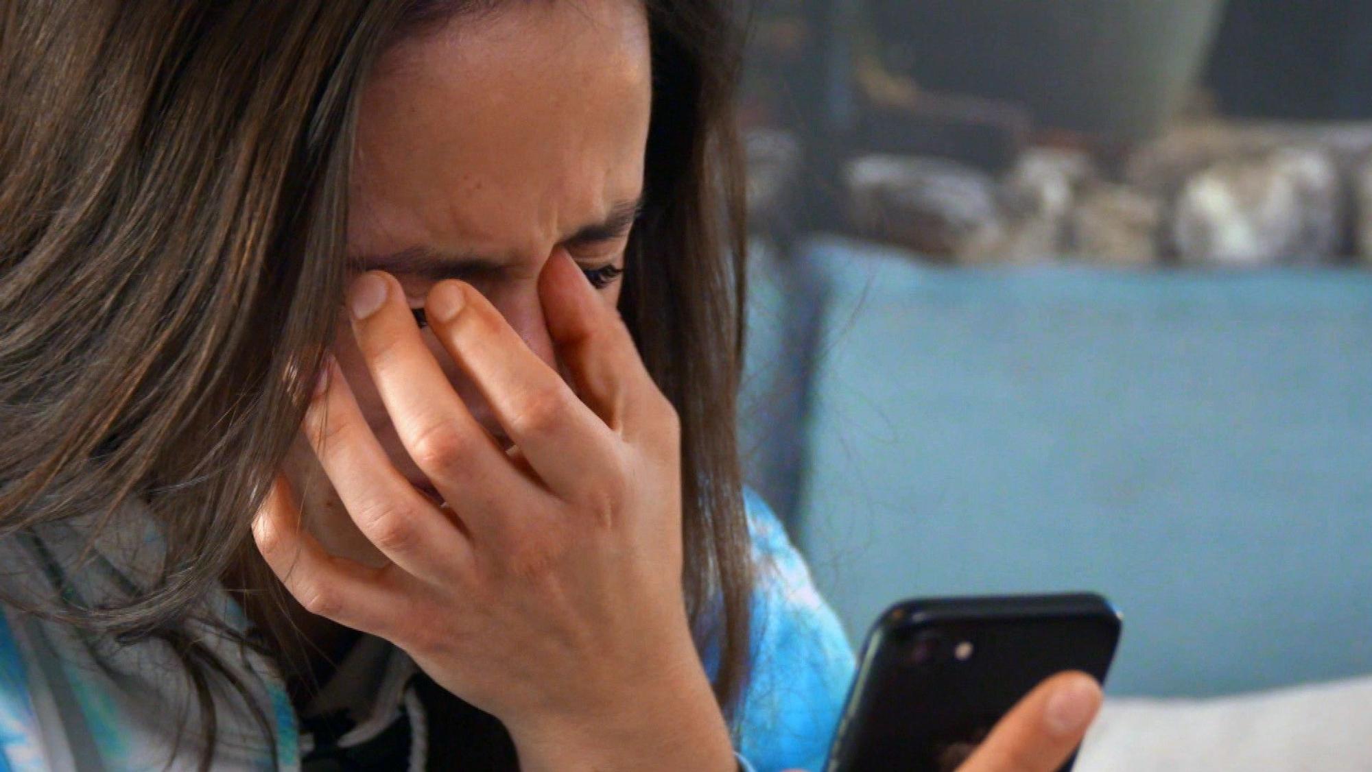 Princess Charming 2021: Per Videochat erfährt Irina, das Britta nach Hause fliegen muss.
