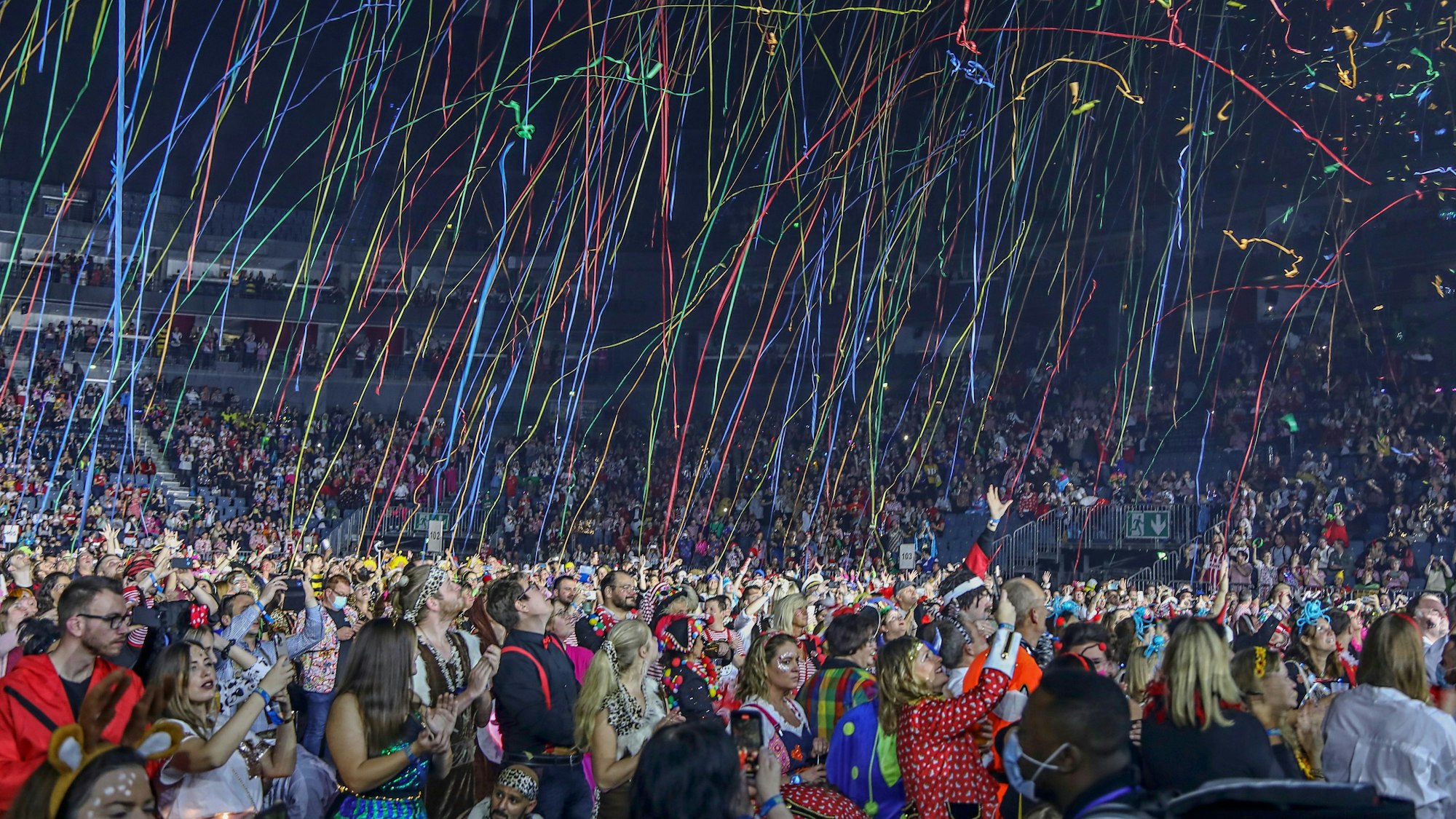 Publikum in der Lanxess-Arena am 13.11. 2021 bei "immer wieder kölsche Lieder"