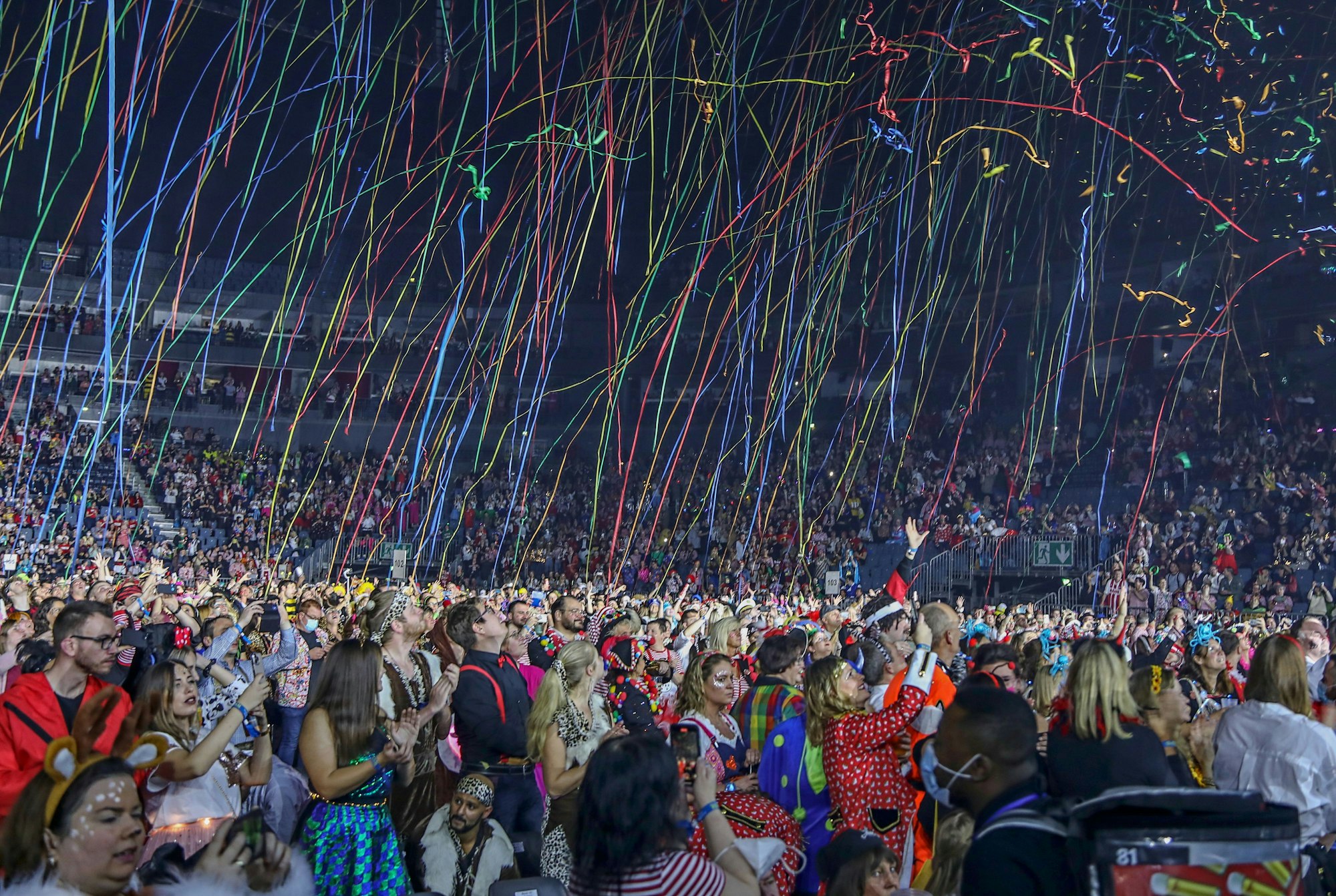 Publikum in der Lanxess-Arena am 13.11. 2021 bei "Immer wieder kölsche Lieder"