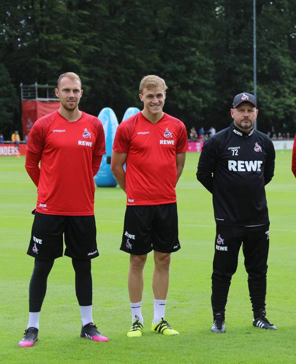 Die Neuzugänge und Trainer Steffen Baumgart posieren beim Trainingsauftakt des 1. FC Köln.