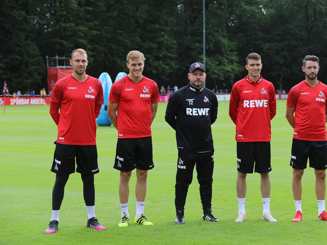 Die Neuzugänge und Trainer Steffen Baumgart posieren beim Trainingsauftakt des 1. FC Köln.