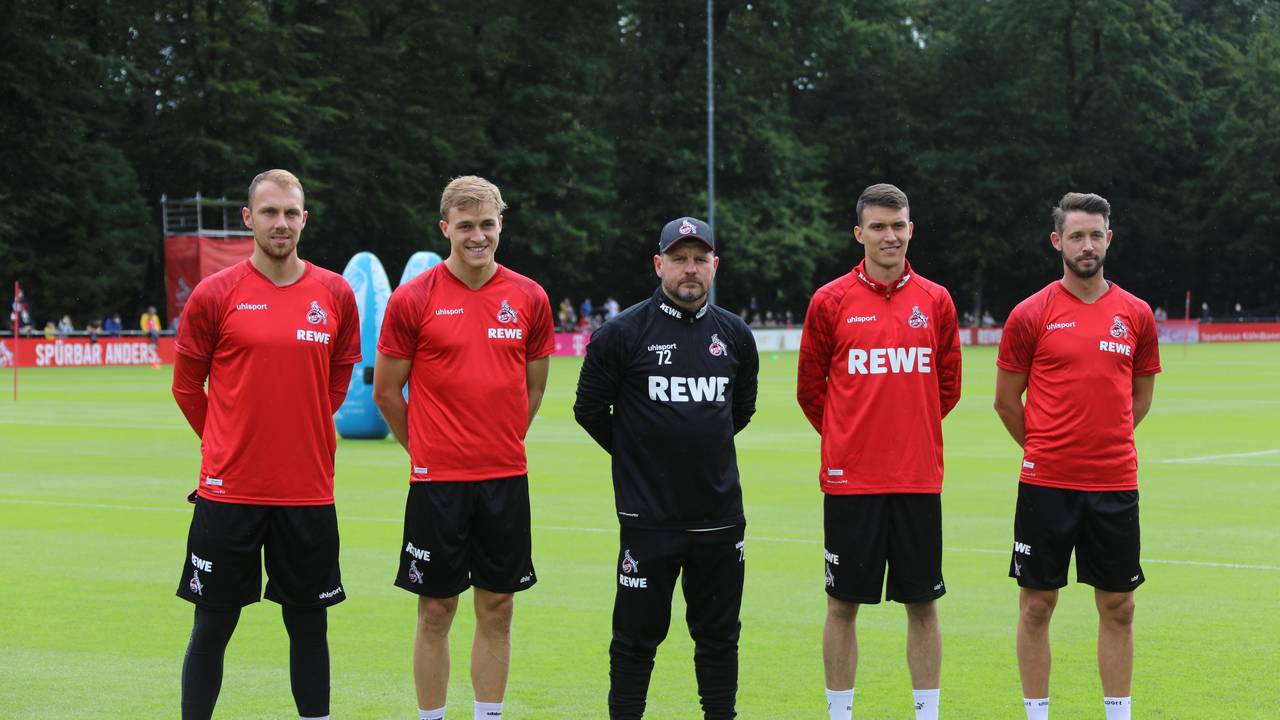 Die Neuzugänge und Trainer Steffen Baumgart posieren beim Trainingsauftakt des 1. FC Köln.