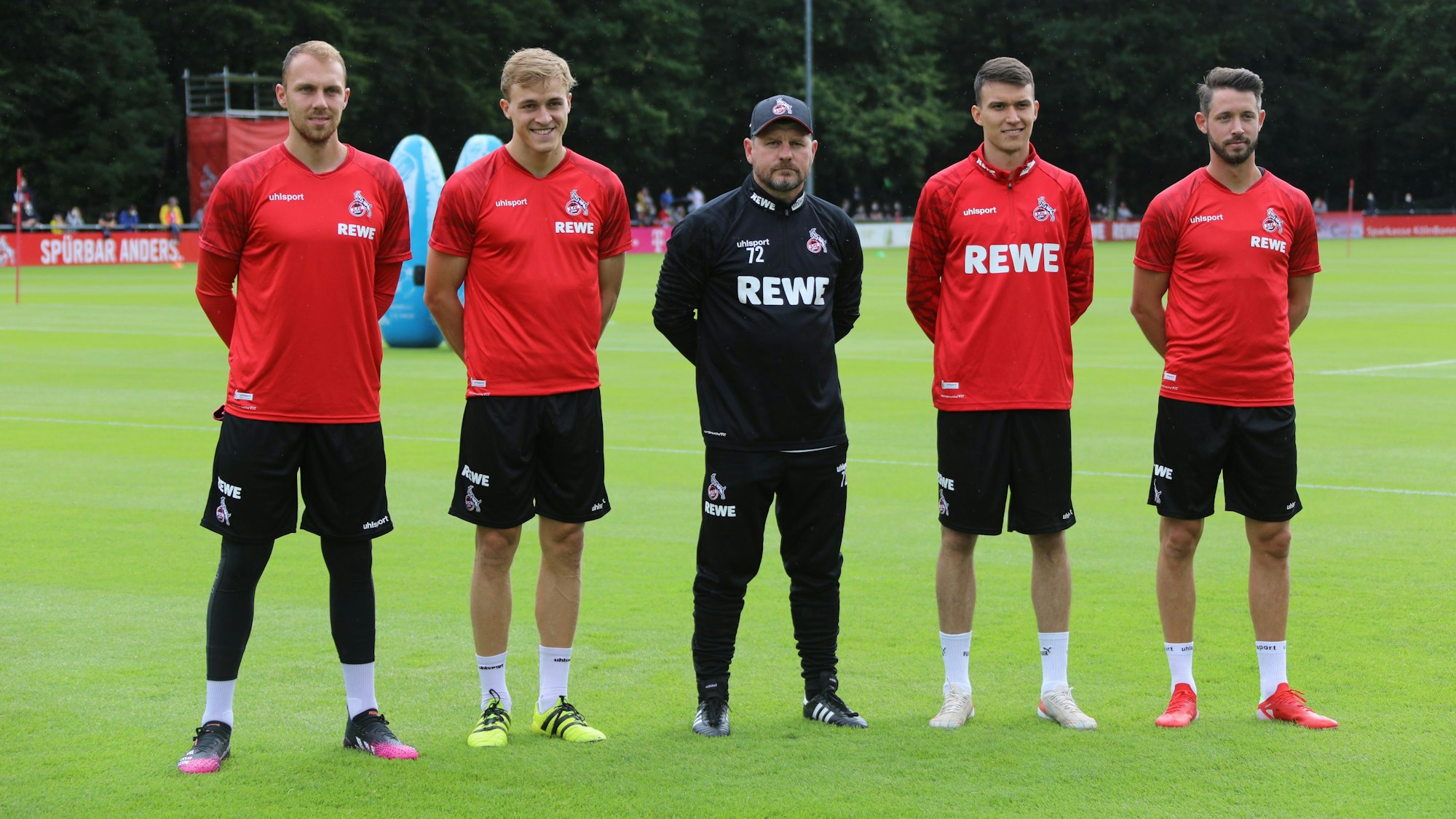 Die Neuzugänge und Trainer Steffen Baumgart posieren beim Trainingsauftakt des 1. FC Köln.