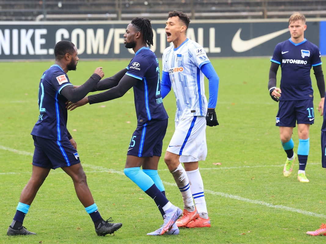Die Hertha-Spieler Deyovaisio Zeefuik und Davie Selke liefern sich im Training ein Wortgewecht, Mitspieler Jordan Torunarigha versucht zu schilchten