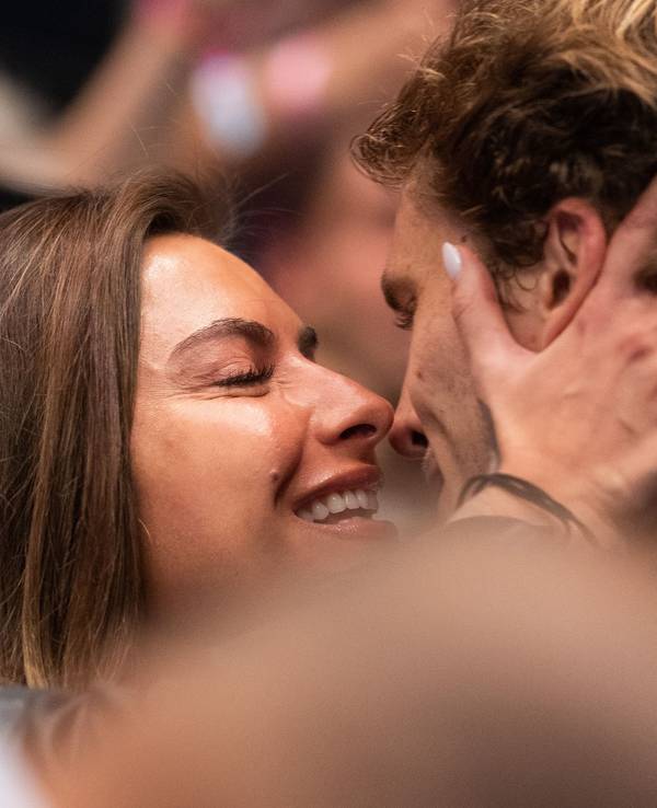 Alexander Zverev küsst seine Freundin Sophia Thomalla am Rande der ATP-Tour in Wien (Foto aufgenommen am 30. Oktober 2021).