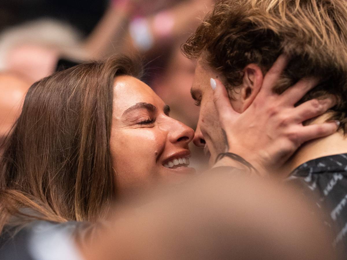 Alexander Zverev küsst seine Freundin Sophia Thomalla am Rande der ATP-Tour in Wien (Foto aufgenommen am 30. Oktober 2021).
