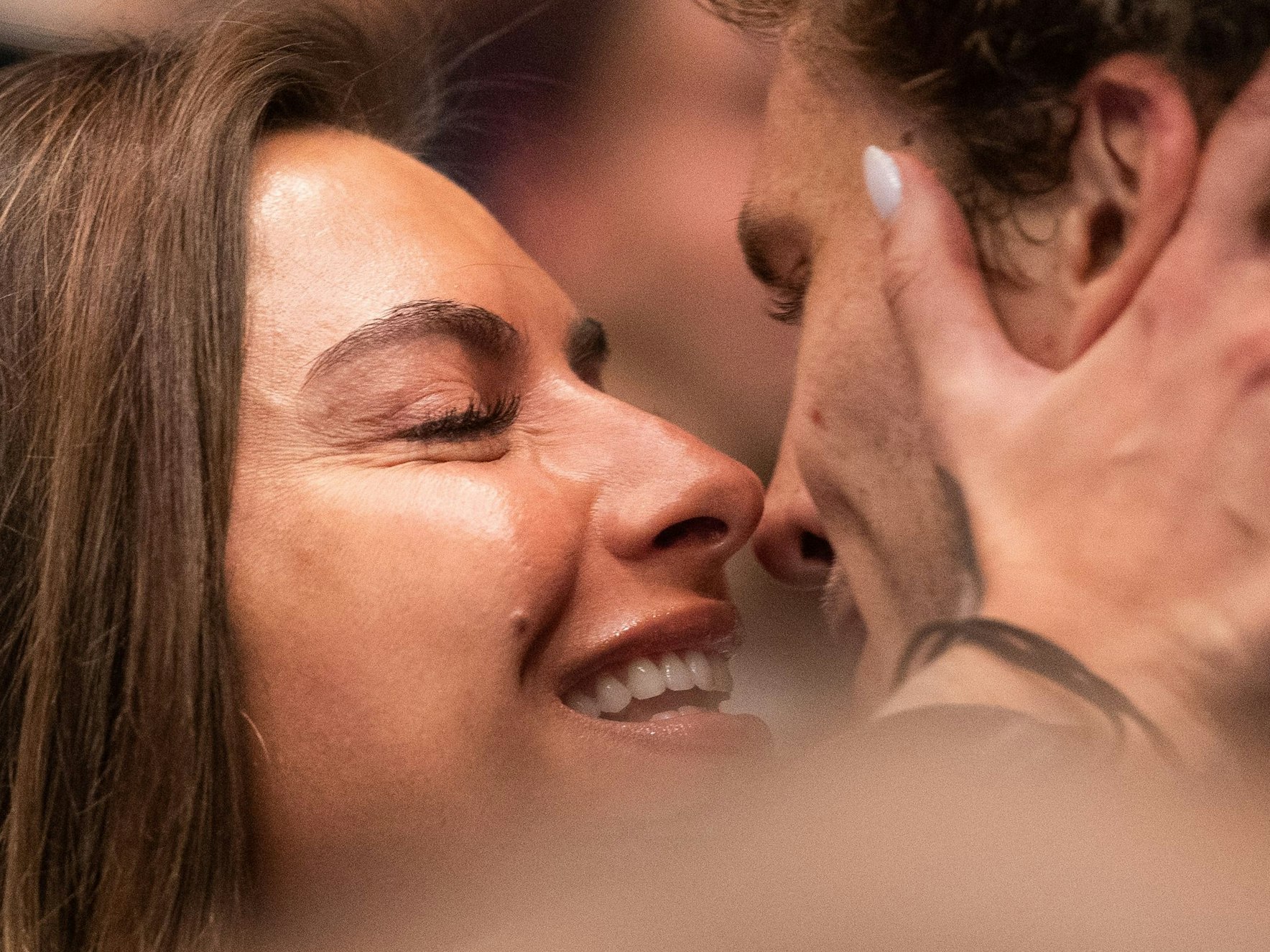 Alexander Zverev küsst seine Freundin Sophia Thomalla am Rande der ATP-Tour in Wien (Foto aufgenommen am 30. Oktober 2021).