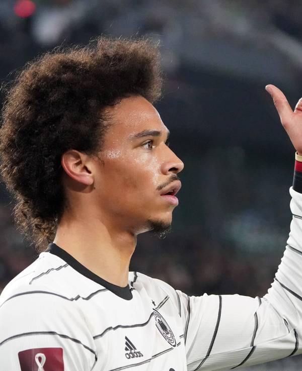 Leroy Sané hebt den Daumen im Spiel.
