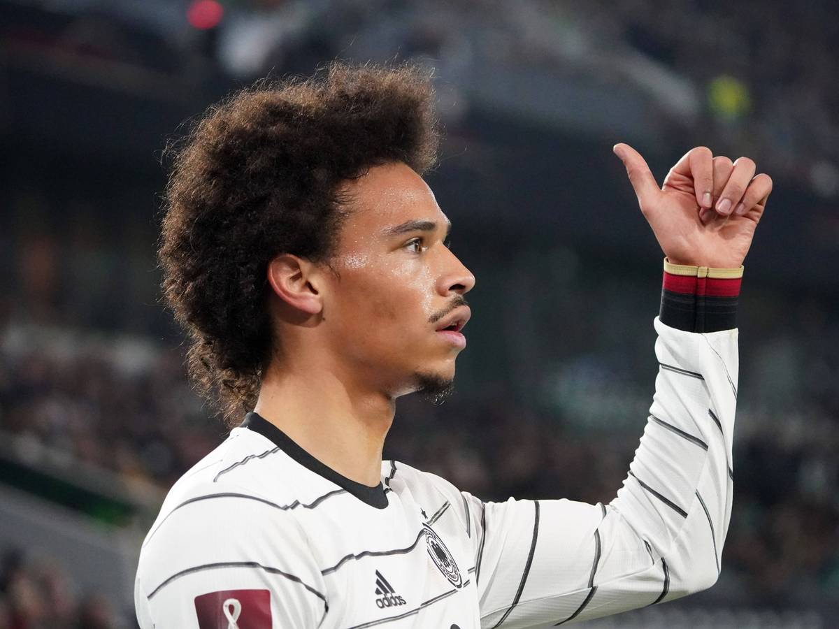 Leroy Sané hebt den Daumen im Spiel.