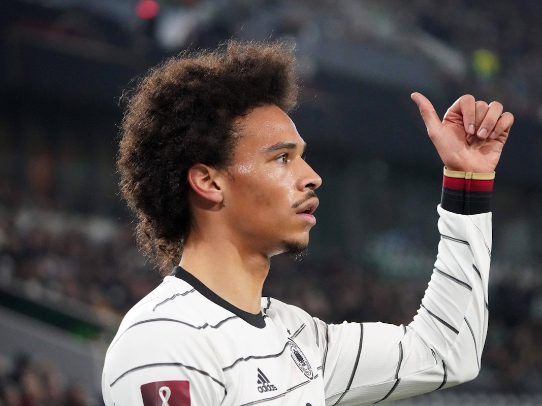 Leroy Sané hebt den Daumen im Spiel.