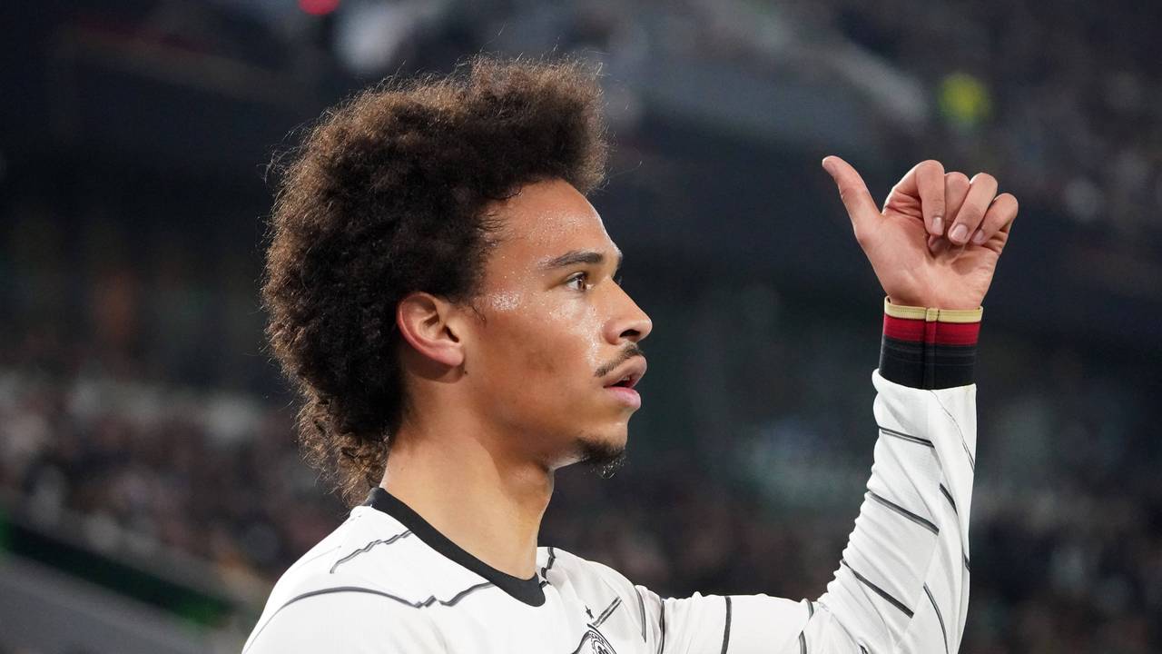 Leroy Sané hebt den Daumen im Spiel.