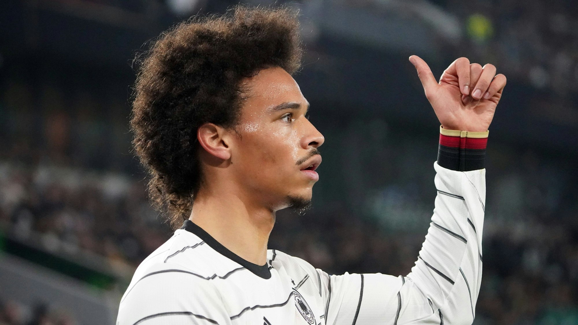 Leroy Sané hebt den Daumen im Spiel.