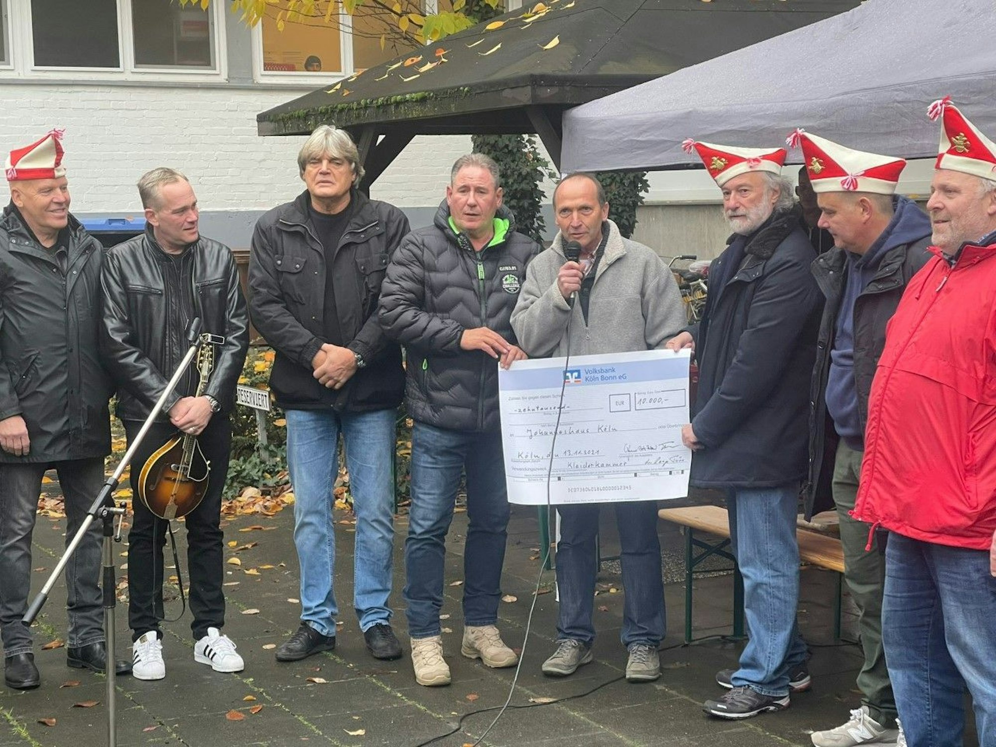 Scheckübergabe für das Annoheim in der Kölner Südstadt