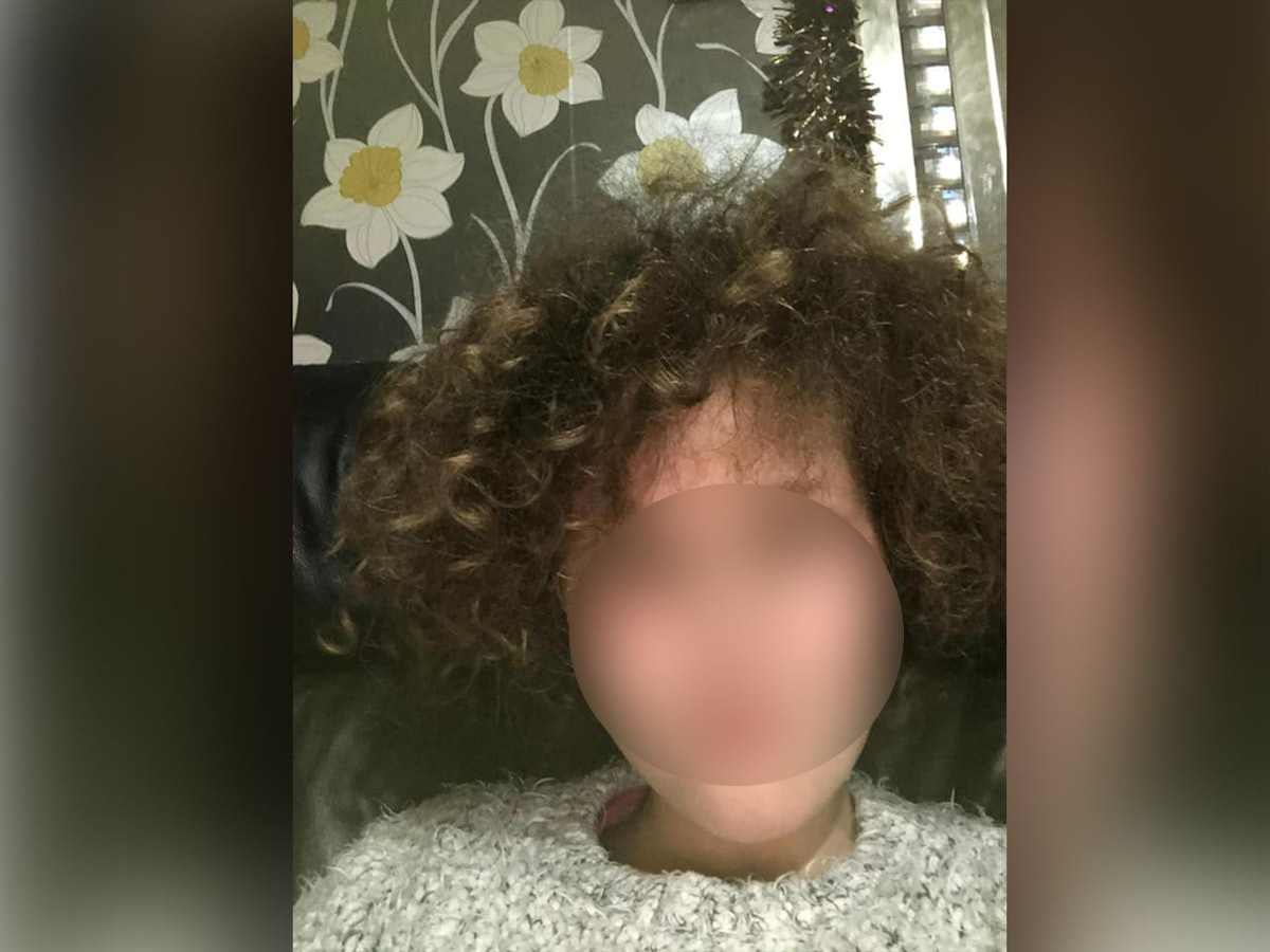 Das Foto zeigt das verpixelte Gesicht von der Britin Carly Wood, die erst Bauchschmerzen hatte und dann an Krebs starb. Das Foto stammt von einem Gofundme-Aufruf für die Beerdingung der Familie, veröffentlicht von einem Freund der Familie, Gary Langdon.