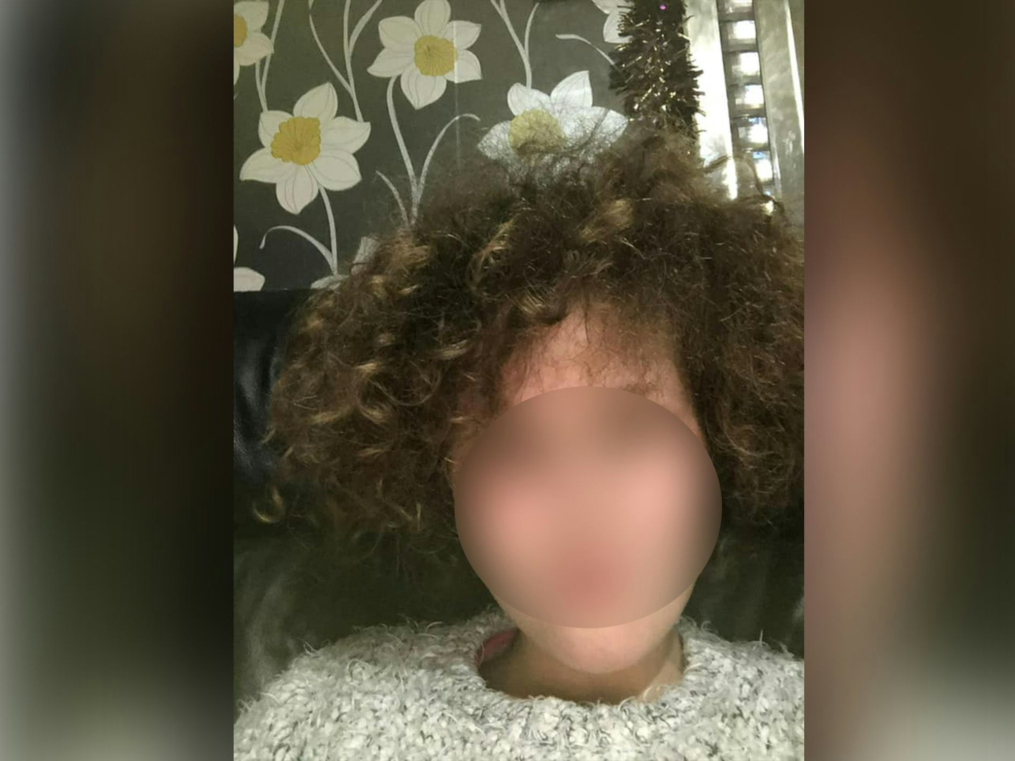 Das Foto zeigt das verpixelte Gesicht von der Britin Carly Wood, die erst Bauchschmerzen hatte und dann an Krebs starb. Das Foto stammt von einem Gofundme-Aufruf für die Beerdingung der Familie, veröffentlicht von einem Freund der Familie, Gary Langdon.