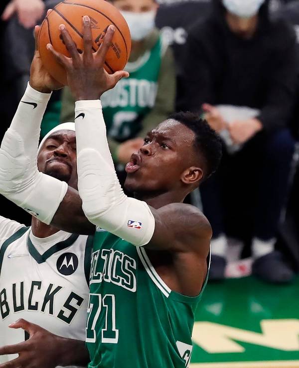 Der deutsche NBA-Star Dennis Schröder beim Wurfversuch gegen Bucks-Center Bobby Portis