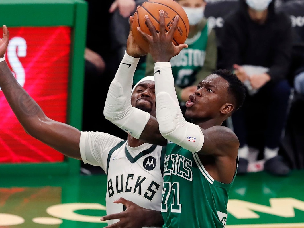 Der deutsche NBA-Star Dennis Schröder beim Wurfversuch gegen Bucks-Center Bobby Portis