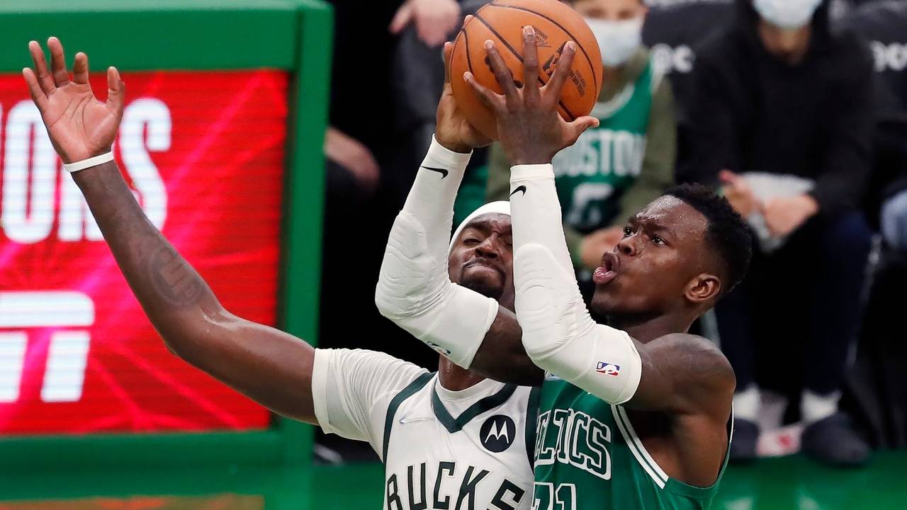 Der deutsche NBA-Star Dennis Schröder beim Wurfversuch gegen Bucks-Center Bobby Portis