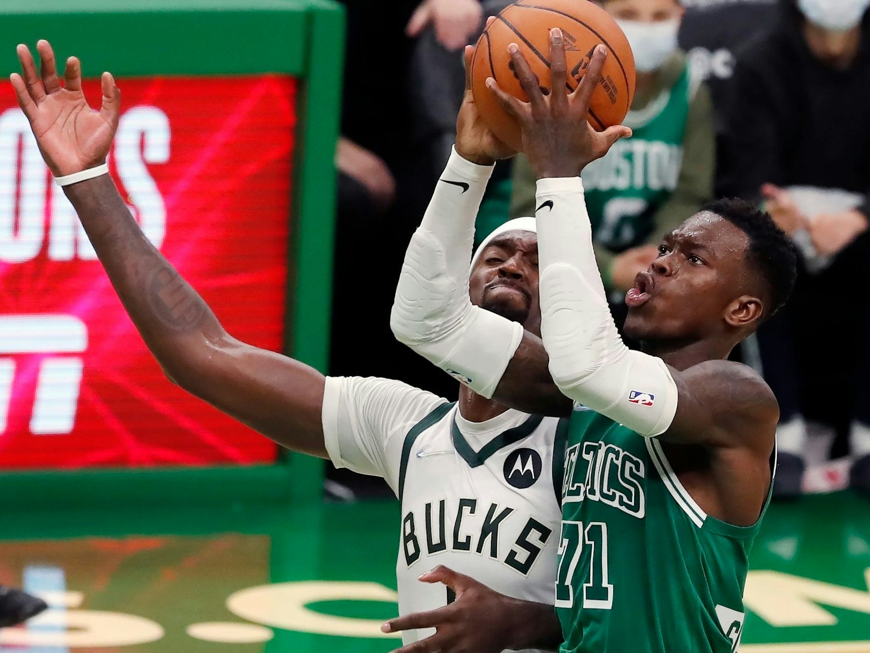 Der deutsche NBA-Star Dennis Schröder beim Wurfversuch gegen Bucks-Center Bobby Portis