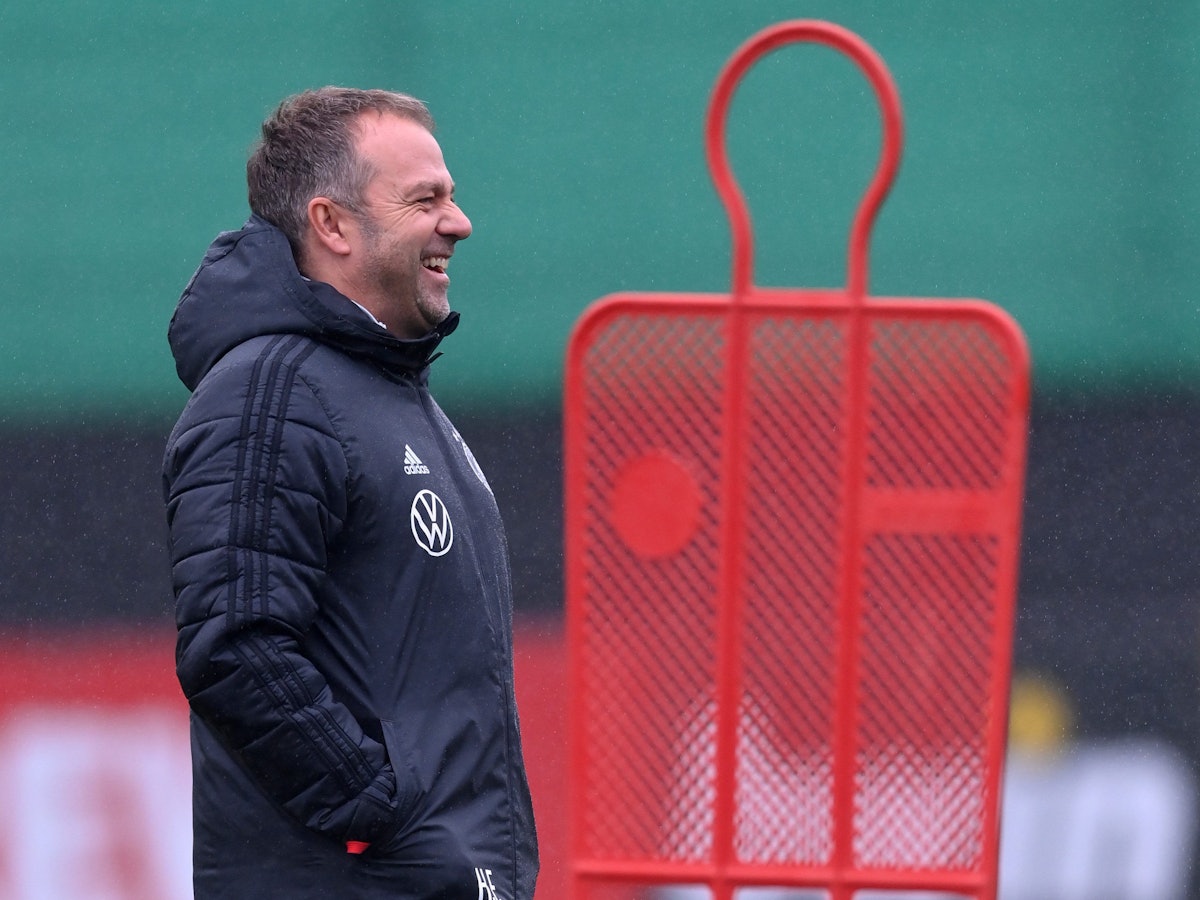 Bundestrainer Hansi Flick steht auf dem Trainingsplatz.