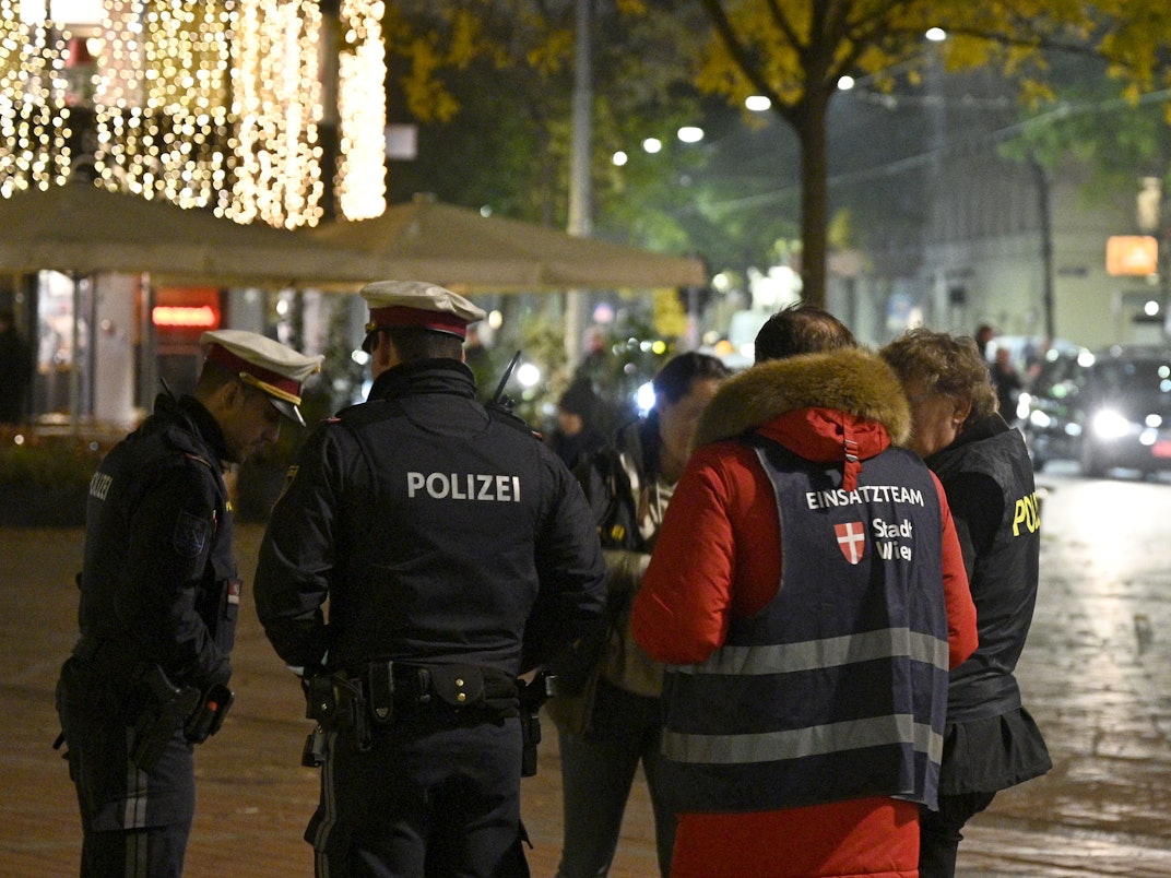 Polizei und Ordnungsamt führen Kontrollen zur Einhaltung der 2G-Regeln durch.