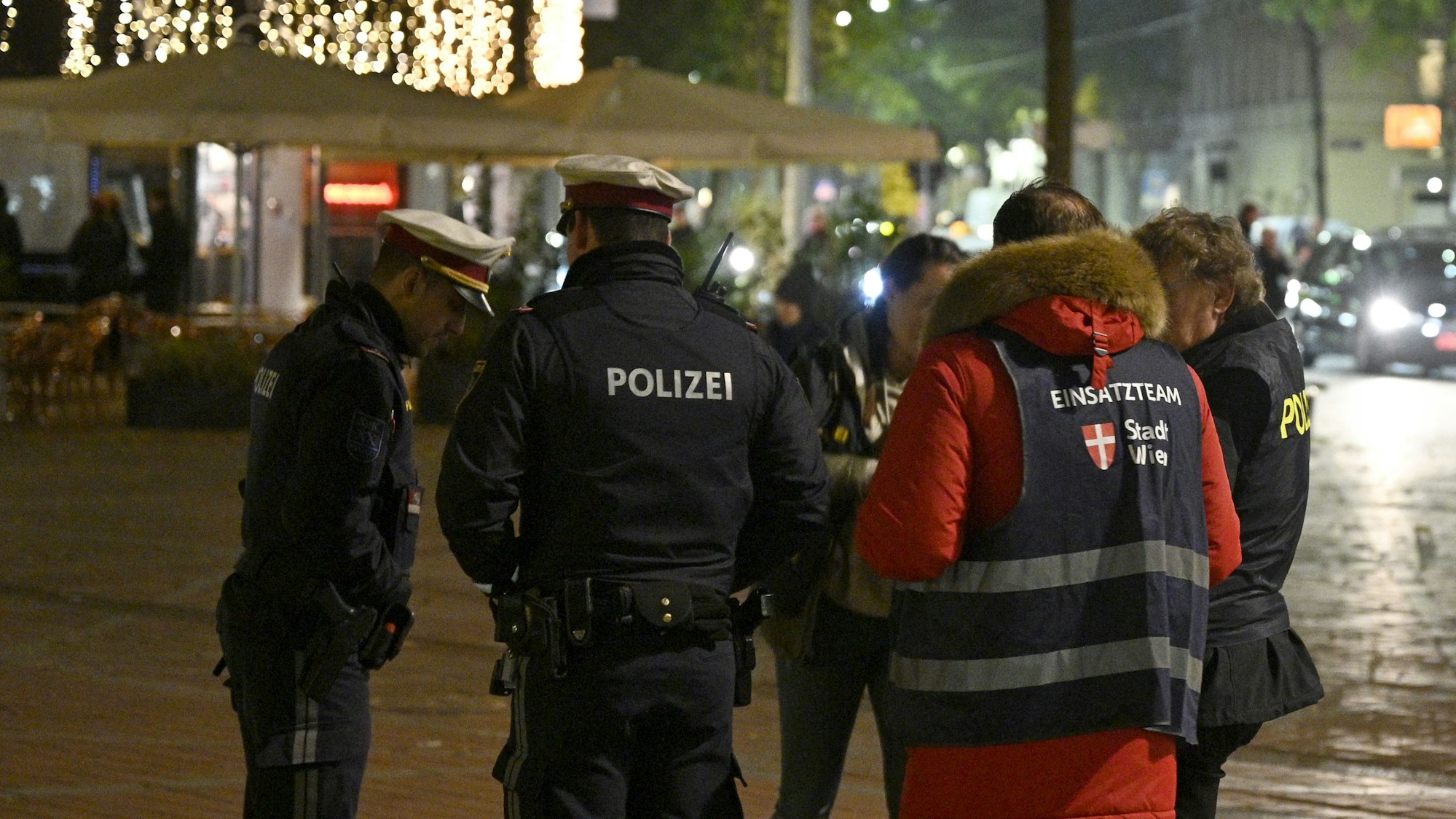 Polizei und Ordnungsamt führen Kontrollen zur Einhaltung der 2G-Regeln durch.