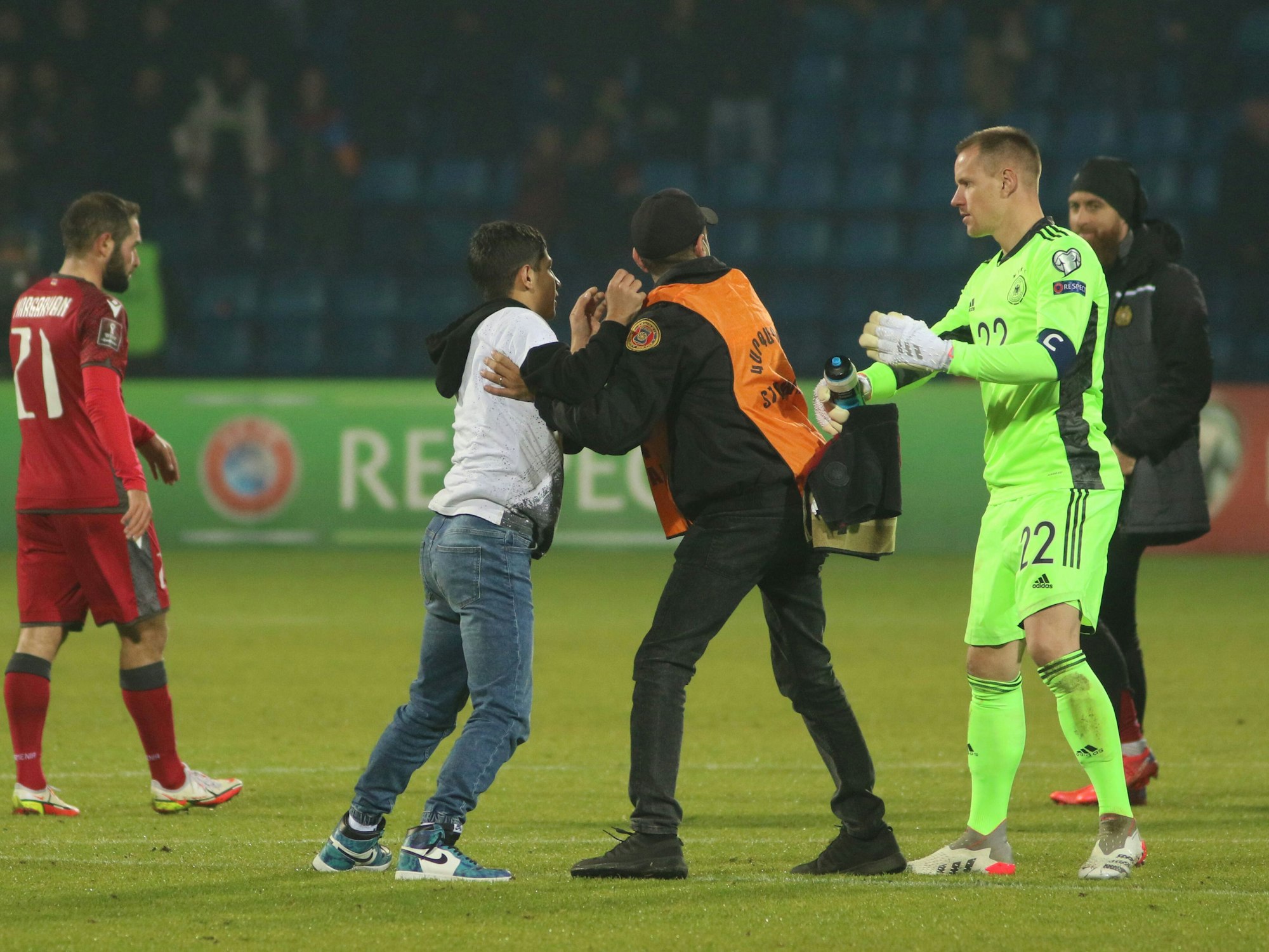 Ein Flitzer versucht Marc-André ter Stegen zu erreichen.