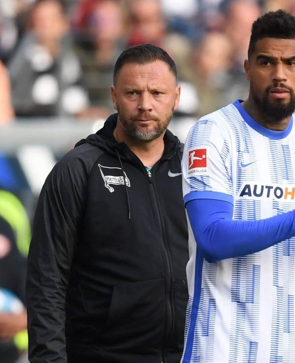Herthas Kevin-Prince Boateng (l) wird von Cheftrainer Pal Dardai eingewechselt.