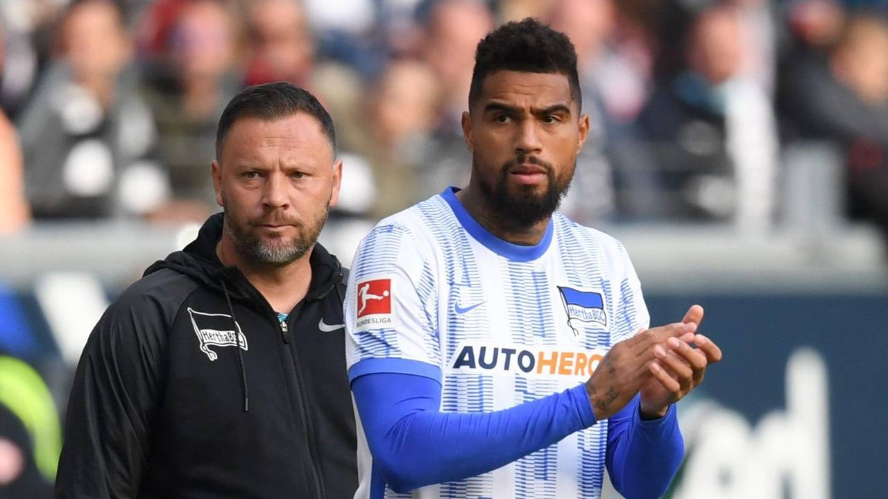 Herthas Kevin-Prince Boateng (l) wird von Cheftrainer Pal Dardai eingewechselt.
