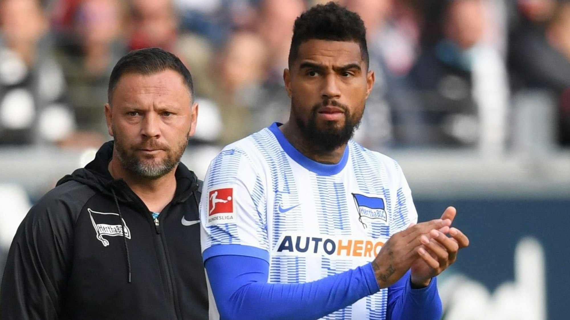 Herthas Kevin-Prince Boateng (l) wird von Cheftrainer Pal Dardai eingewechselt.