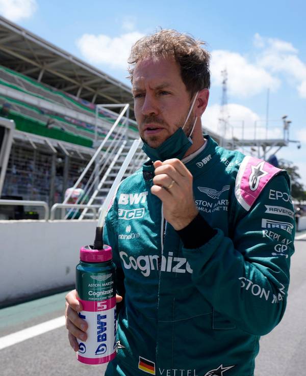 Sebastian Vettel geht durch das Fahrerlager der Formel 1.
