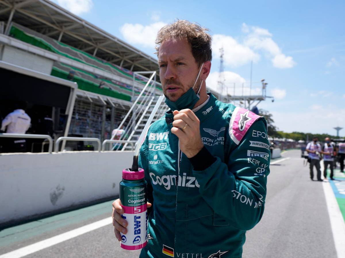 Sebastian Vettel geht durch das Fahrerlager der Formel 1.