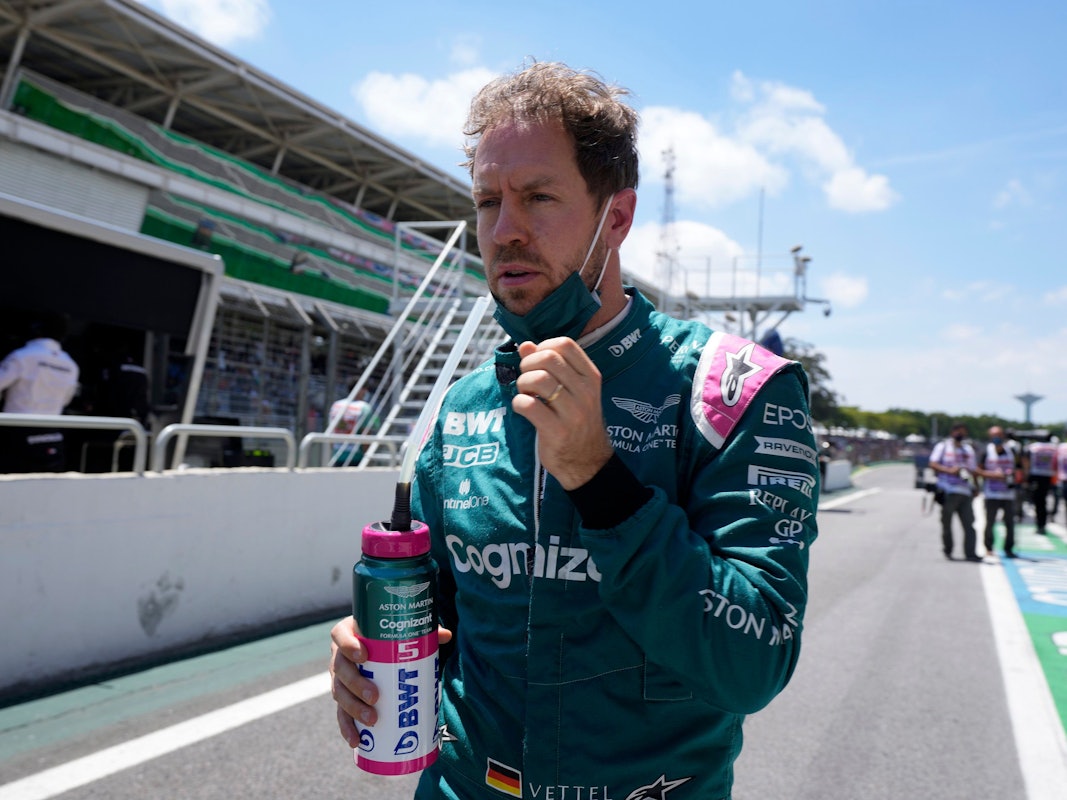 Sebastian Vettel geht durch das Fahrerlager der Formel 1.