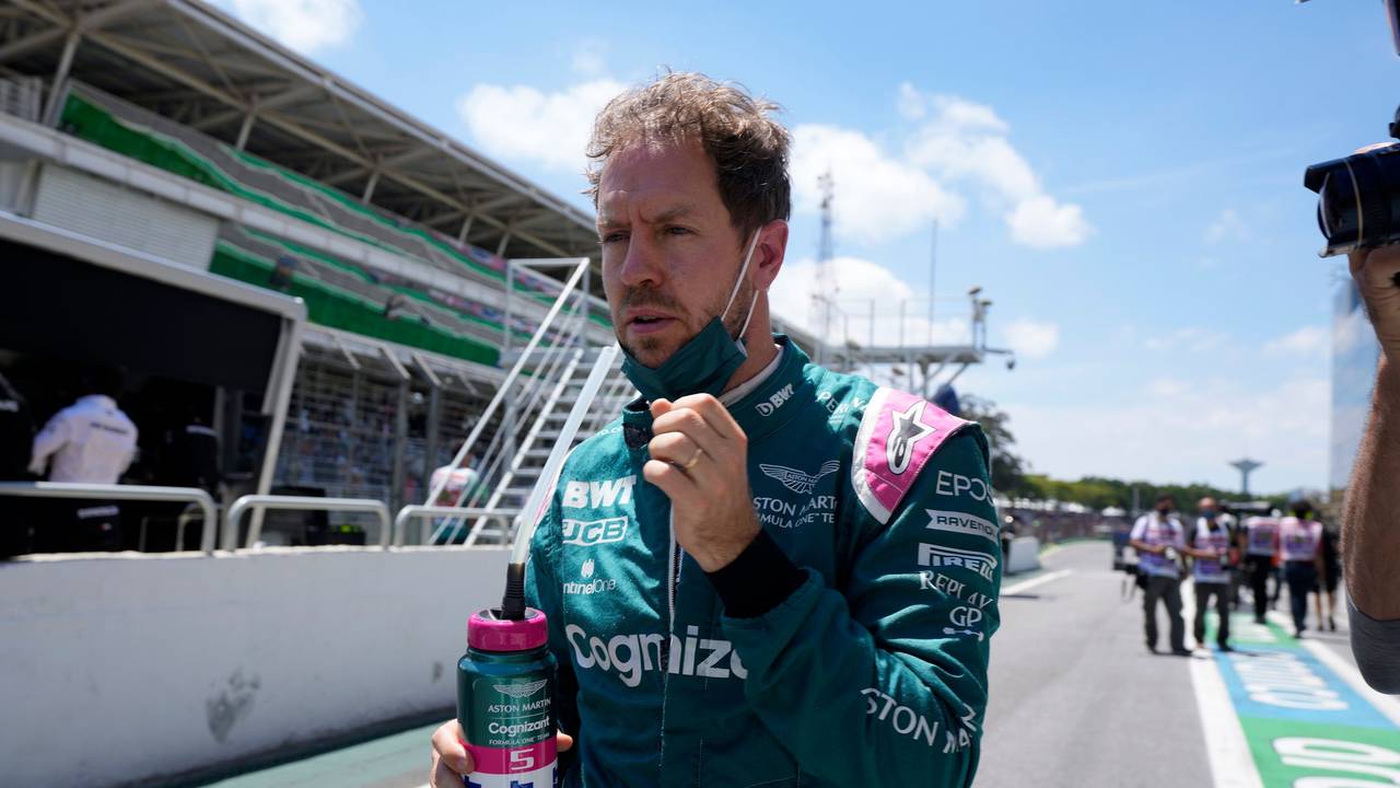 Sebastian Vettel geht durch das Fahrerlager der Formel 1.
