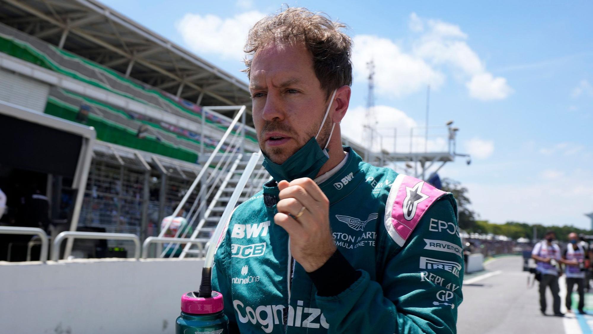 Sebastian Vettel geht durch das Fahrerlager der Formel 1.