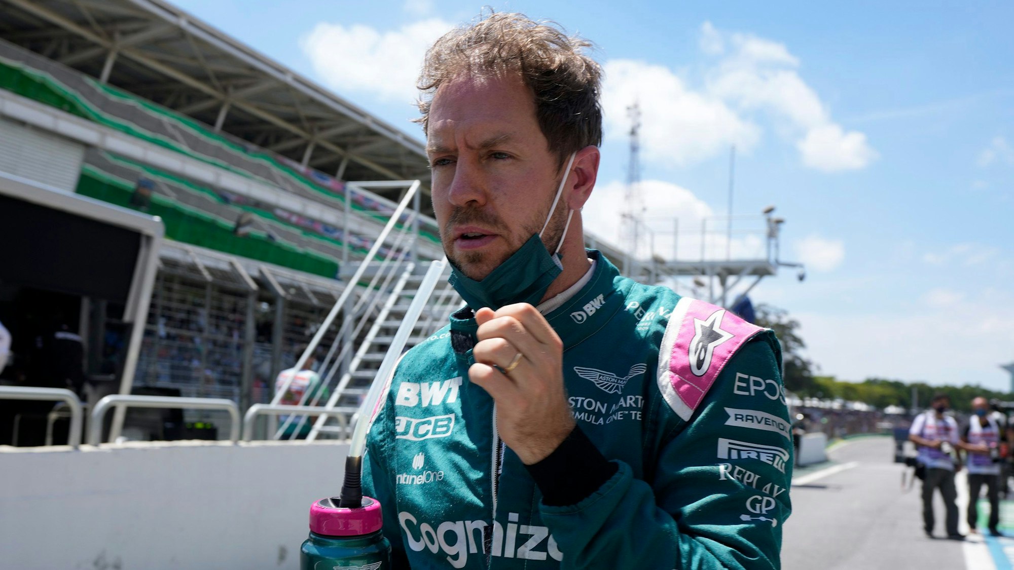 Sebastian Vettel geht durch das Fahrerlager der Formel 1.