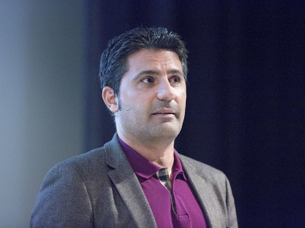 Babak Rafati trägt einen Anzug und ein pinkes Hemd.