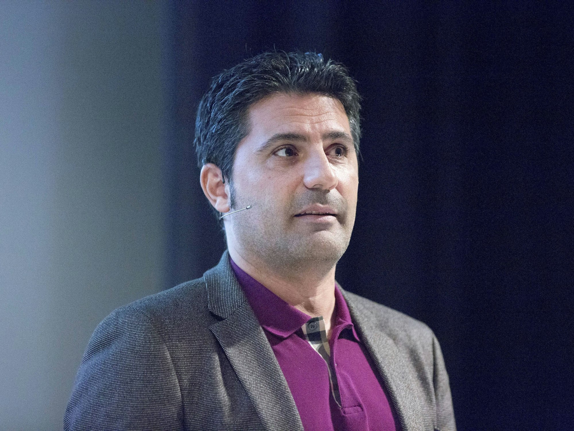 Babak Rafati trägt einen Anzug und ein pinkes Hemd.