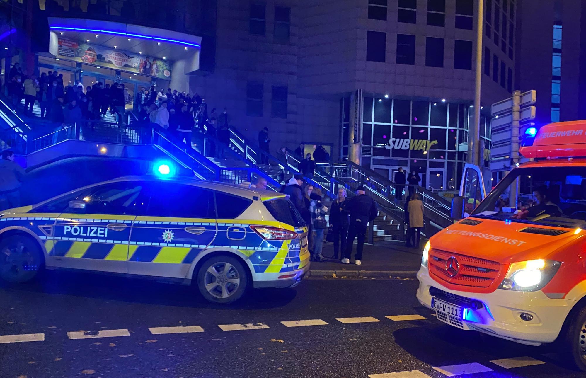 Einsätzkräfte der Polizei und Rettungsdienst sind am 13. November 2021 im Einsatz in einem Kino in Essen.
