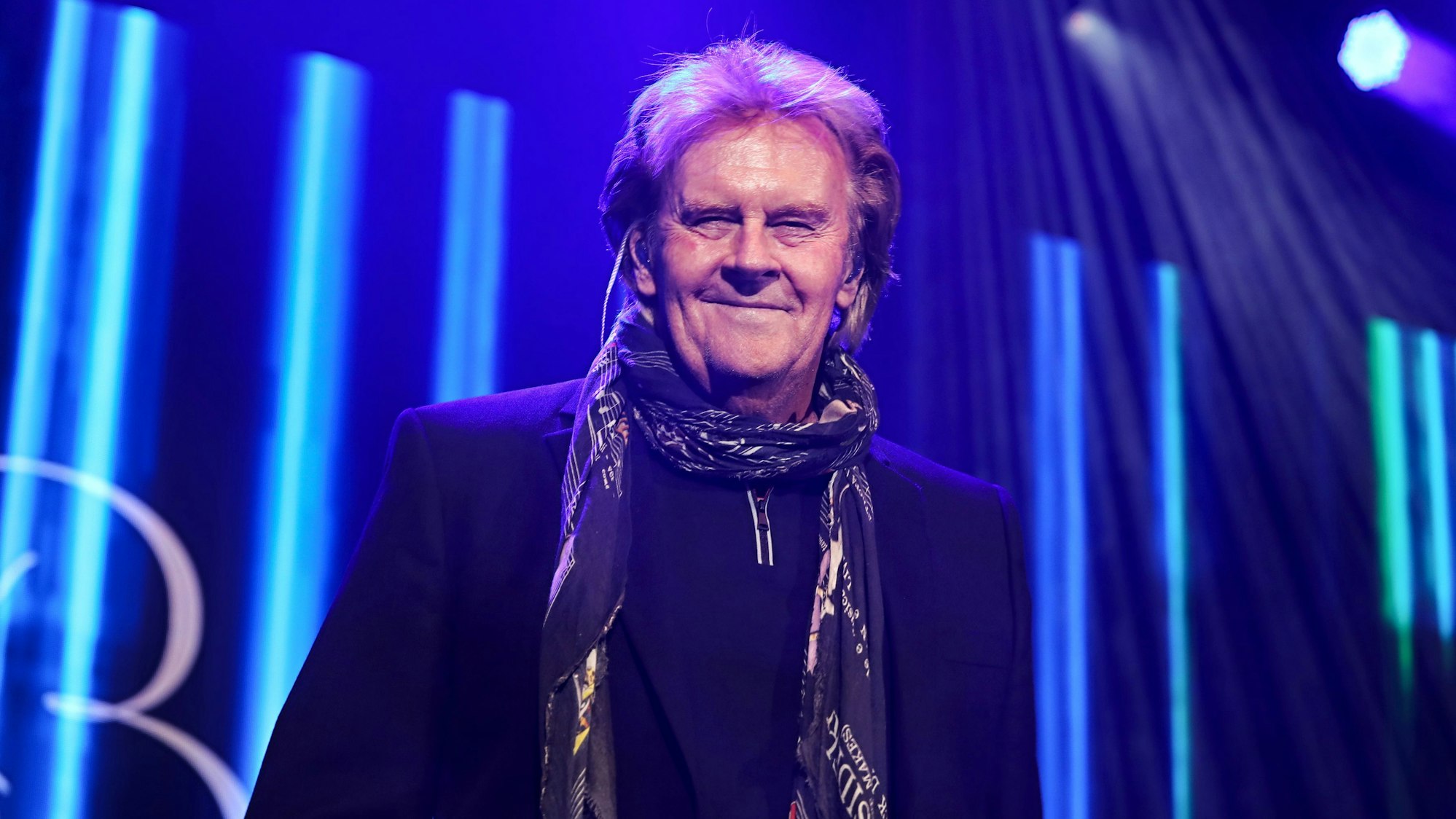 Howard Carpendale lacht beim Ballkristall der Blauen Funken auf der Bühne