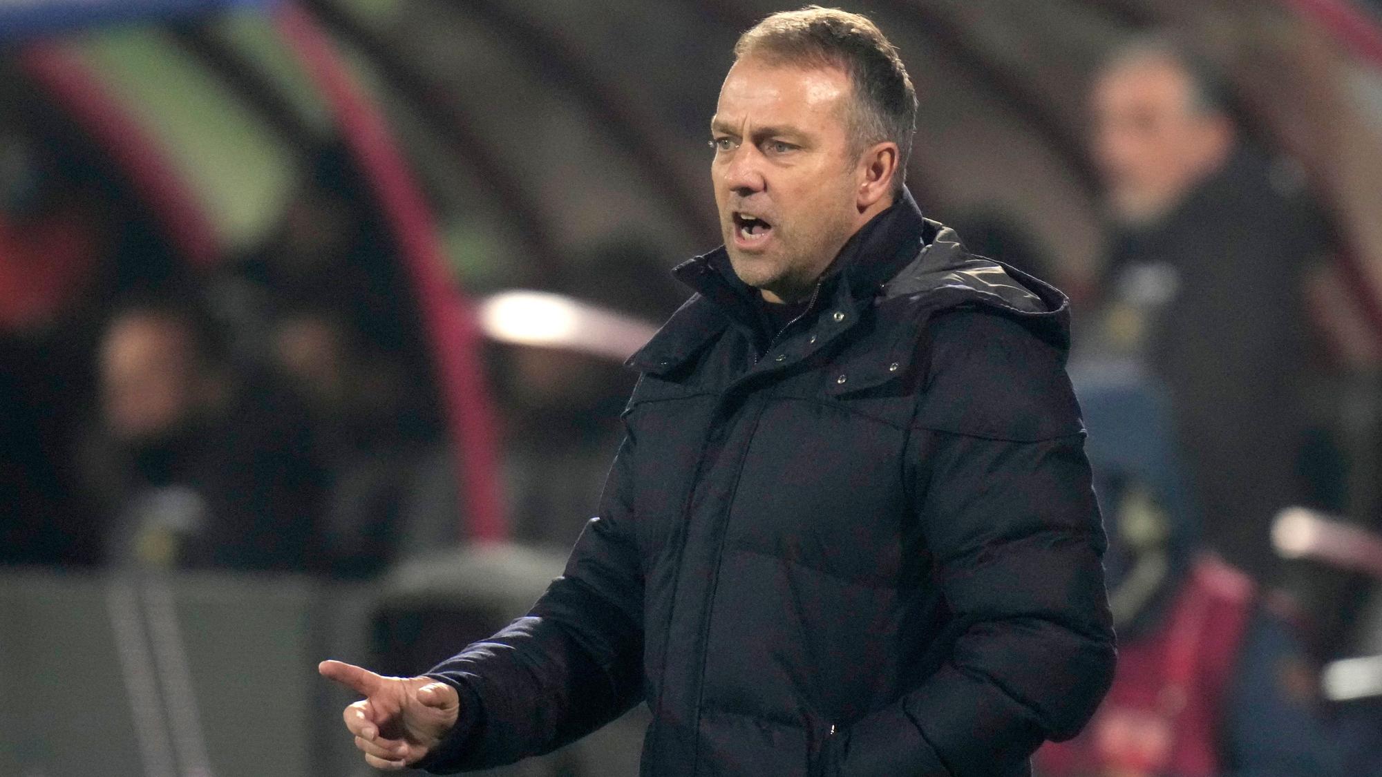 Deutschlands Nationaltrainer Hansi Flick steht an der Seitenlinie.