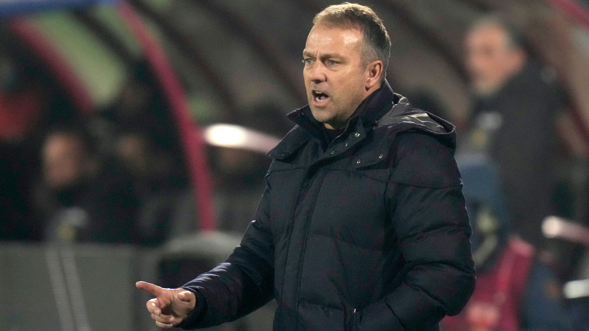 Deutschlands Nationaltrainer Hansi Flick steht an der Seitenlinie.