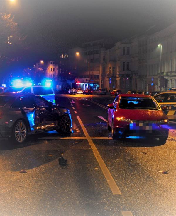 Unfall am 13. November 2021 am Aachener Kaiserplatz nach einem illegalen Autorennen.
