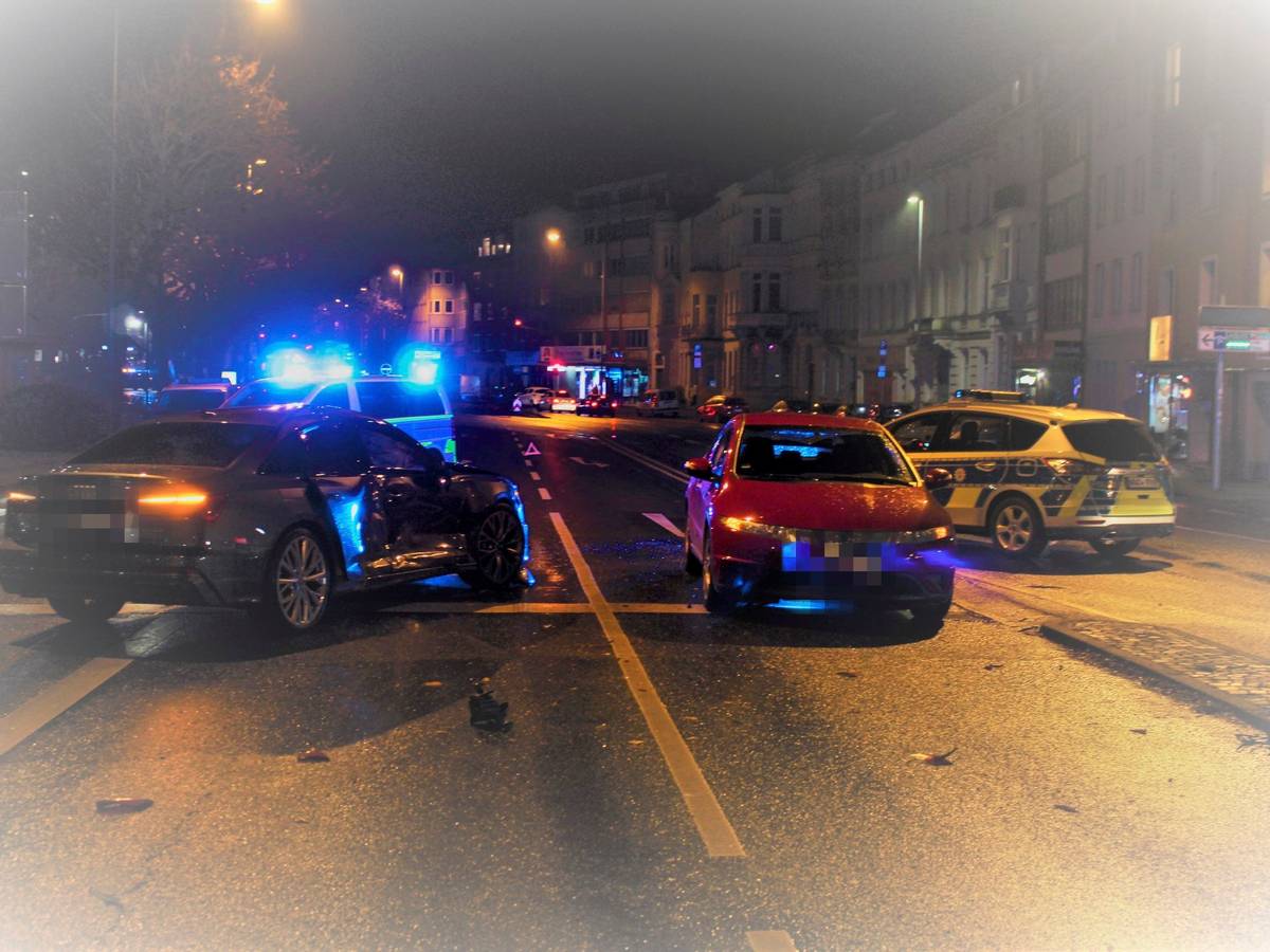 Unfall am 13. November 2021 am Aachener Kaiserplatz nach einem illegalen Autorennen.