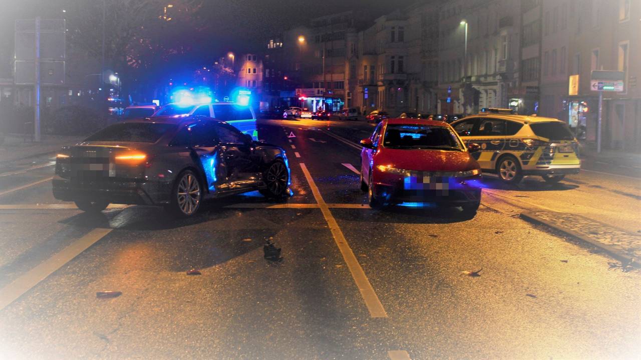 Unfall am 13. November 2021 am Aachener Kaiserplatz nach einem illegalen Autorennen.