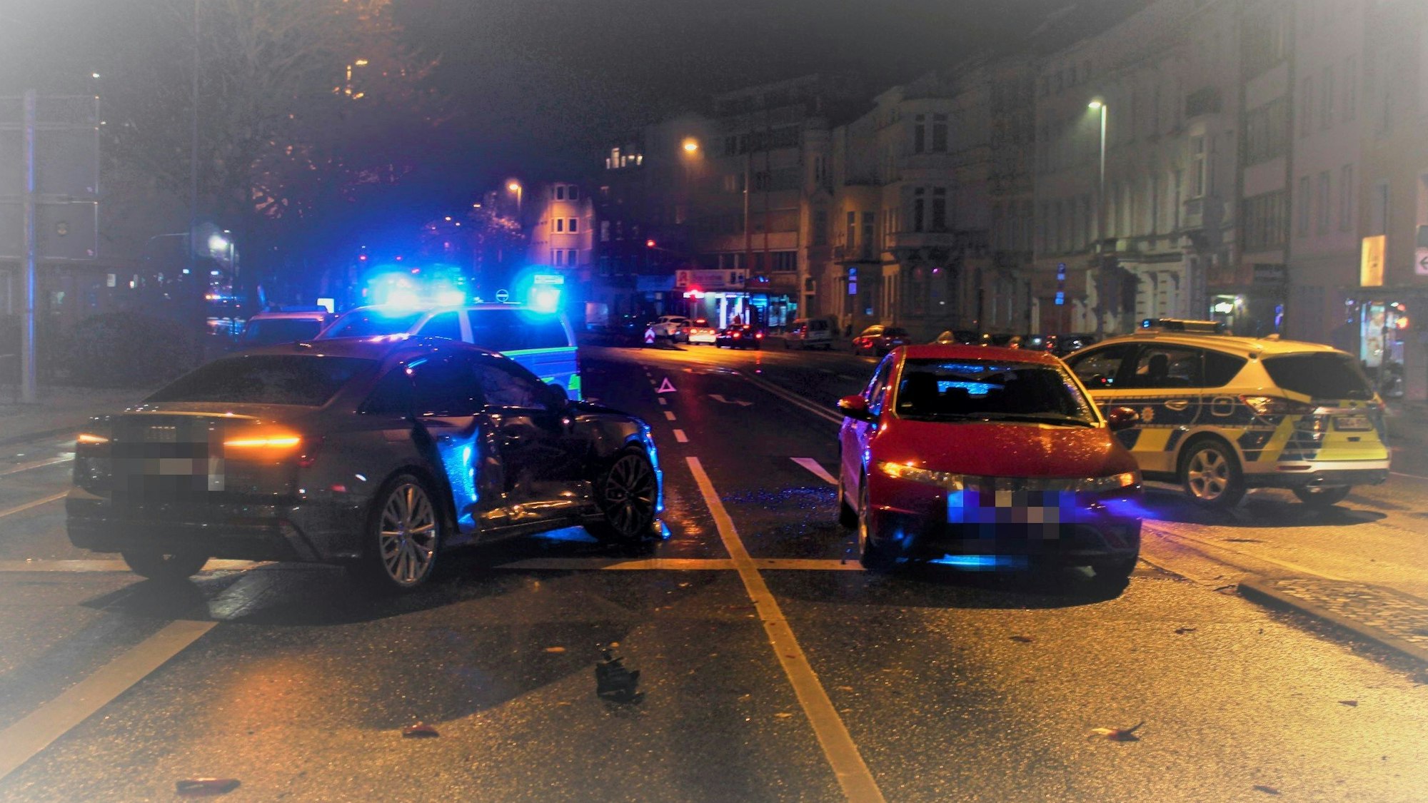 Unfall am 13. November 2021 am Aachener Kaiserplatz nach einem illegalen Autorennen.
