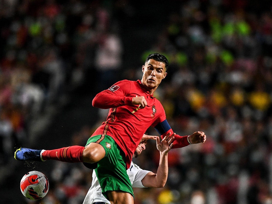 Cristiano Ronaldo kontrolliert im Spiel gegen Serbien den Ball