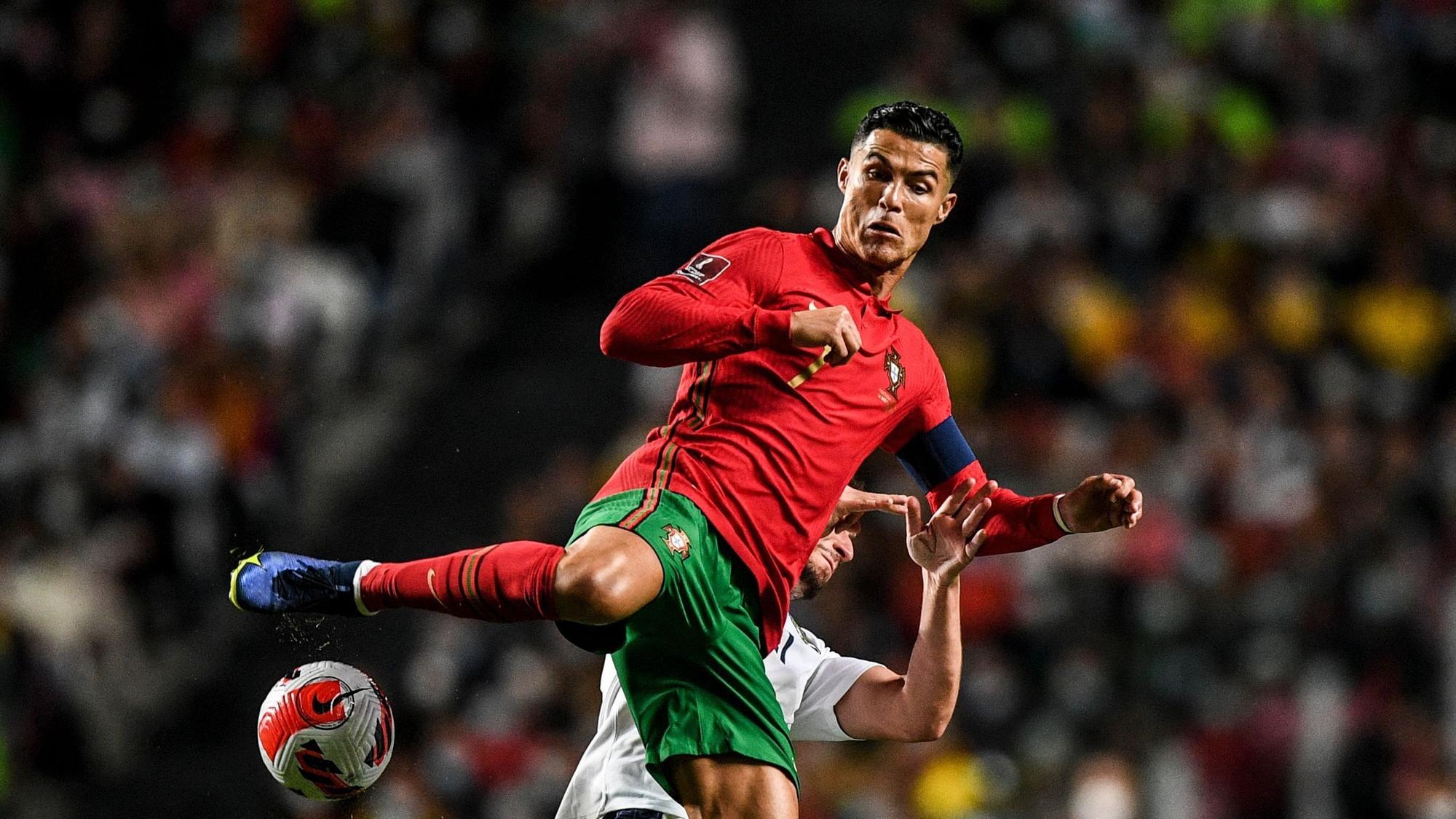 Cristiano Ronaldo kontrolliert im Spiel gegen Serbien den Ball