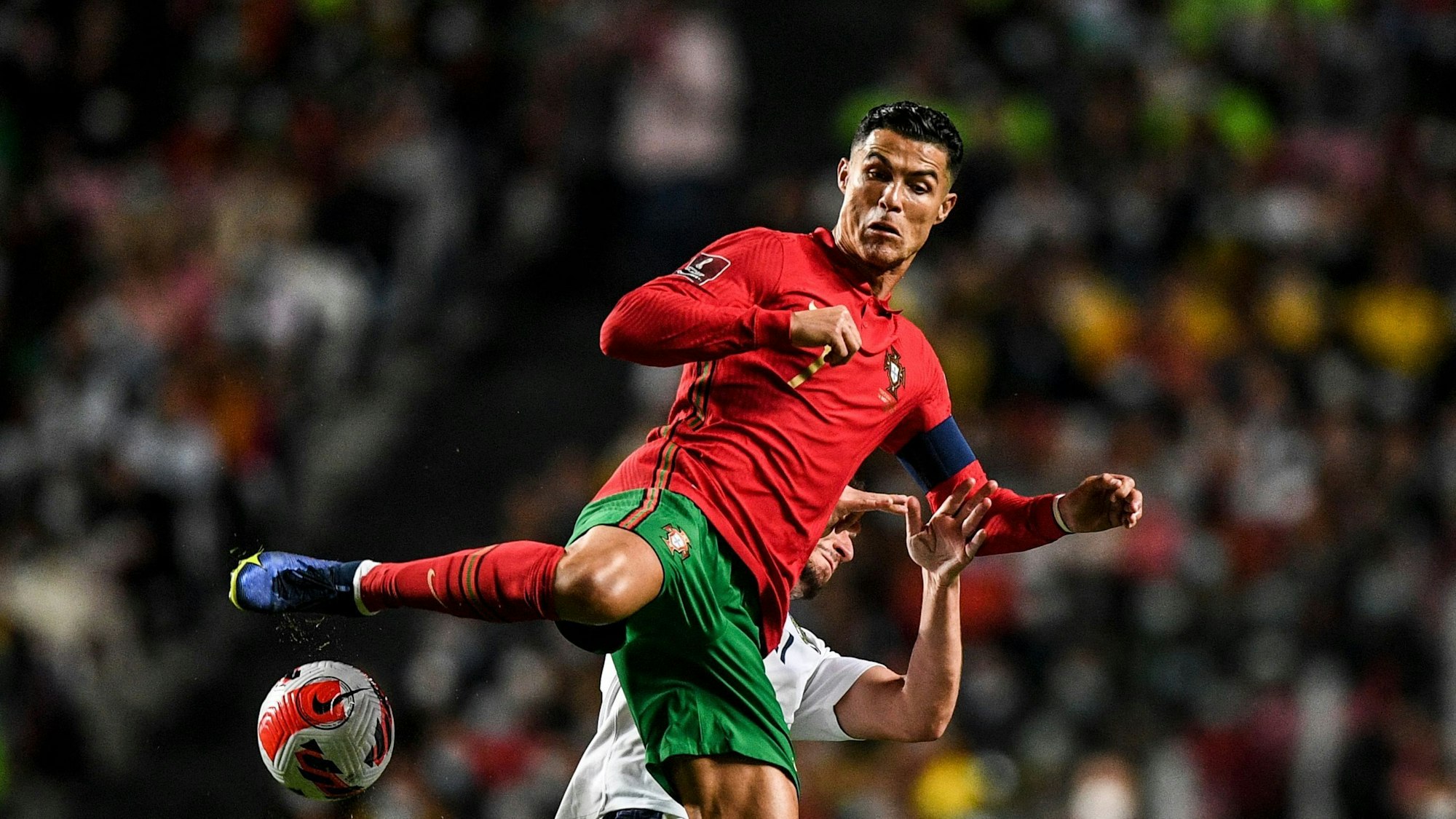 Cristiano Ronaldo kontrolliert im Spiel gegen Serbien den Ball